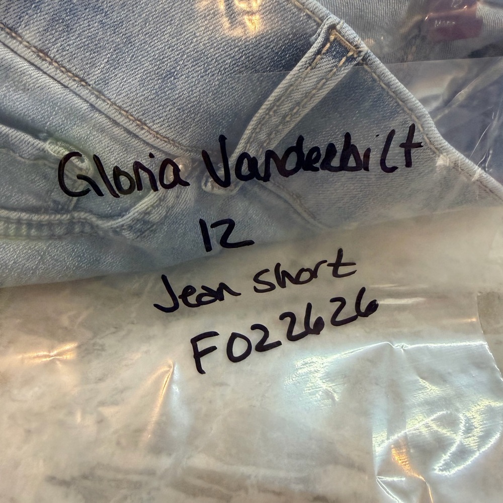 Gloria Vanderbilt Shape Effect High Rise Bermuda Shorts Size 12 Light Wash - Picture 11 of 11